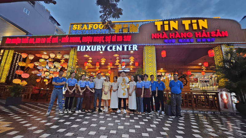 <img src="tin-tin-seafood-restaurant-exterior.jpg" alt="Bên ngoài TinTin Seafood Restaurant, địa chỉ nổi tiếng tại Đà Nẵng với không gian sang trọng và bảng hiệu rõ ràng, thu hút khách hàng đến thưởng thức hải sản tươi ngon.">